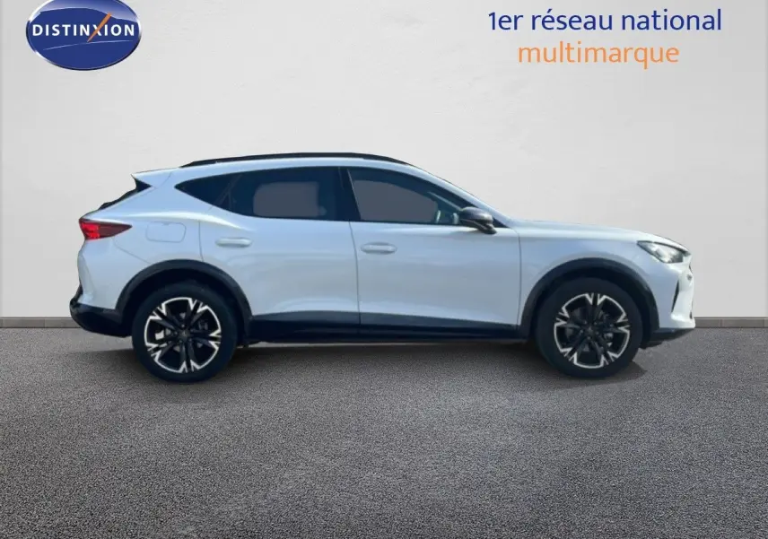 Profil droit du CUPRA Formentor 2.0 TDI 150ch blanc neige métal avec jantes noires bicolores et vitres teintées.