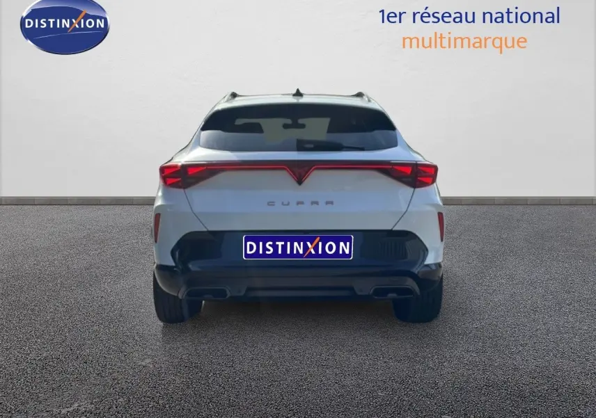 Vue arrière d'un CUPRA Formentor blanc neige métal 2025 avec feux arrière LED et double sortie d'échappement.