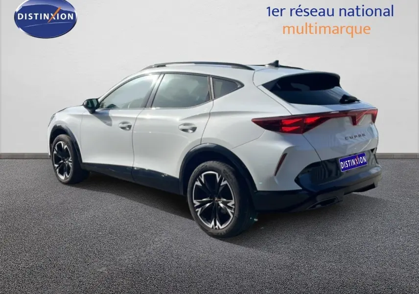 Vue 3/4 arrière droite du CUPRA Formentor blanc neige métal avec jantes noires bicolores et feux arrière LED.