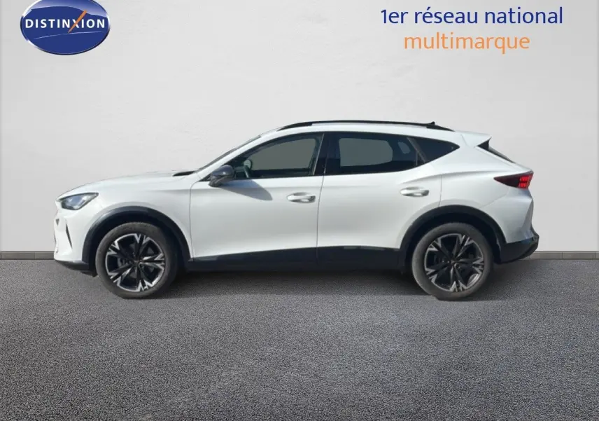 Vue latérale droite d'un CUPRA Formentor blanc neige métal, soulignant ses jantes noires et son design dynamique.