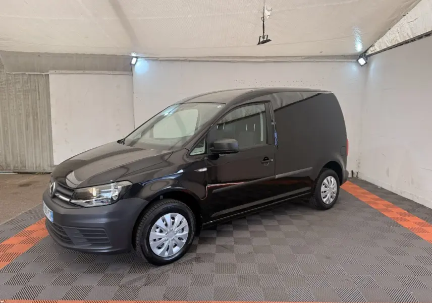 Vue 3/4 avant droite d'un Volkswagen Caddy noir 2019 utilitaire avec jantes acier et pare-chocs noirs mat.