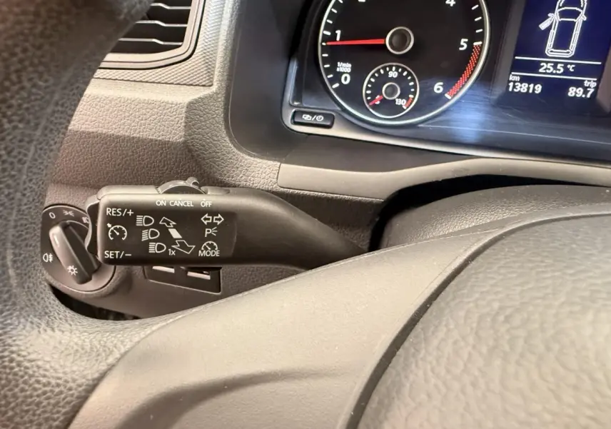 Gros plan intérieur sur le volant et le combiné d'instruments du Volkswagen Caddy 2.0 TDI noir de 2019.