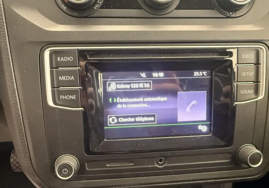 Vue rapprochée de l’écran tactile multimédia du Volkswagen Caddy 2019 avec boutons physiques autour.