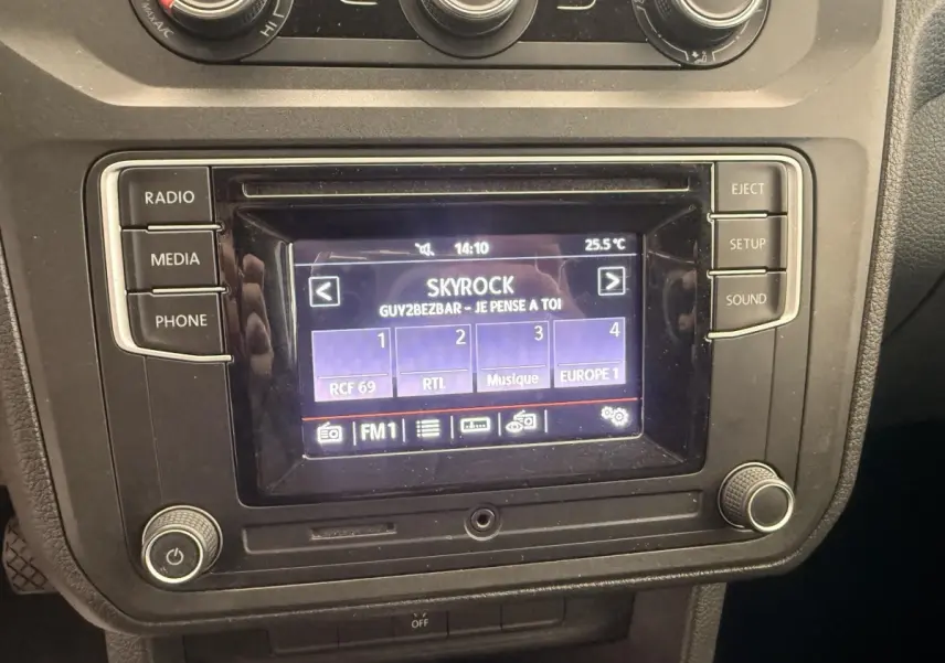 Vue rapprochée de l’écran tactile multimédia du Volkswagen Caddy noir, affichant la radio Skyrock.
