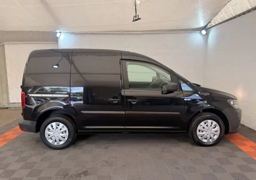 Volkswagen Caddy noir 2019 vue de profil côté gauche, fourgon utilitaire avec jantes acier et portes latérales.