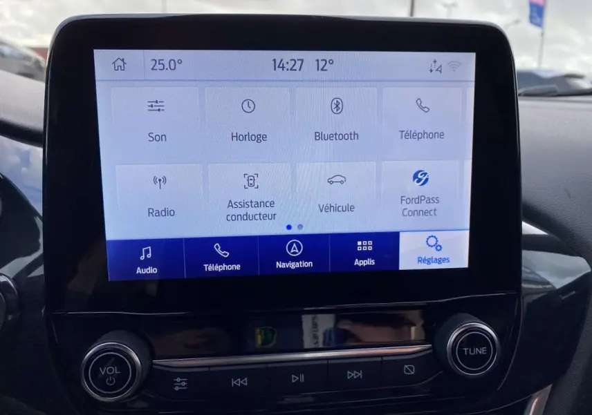 Écran tactile central du Ford Puma rouge Fantastic 2022 affichant les réglages audio et navigation.