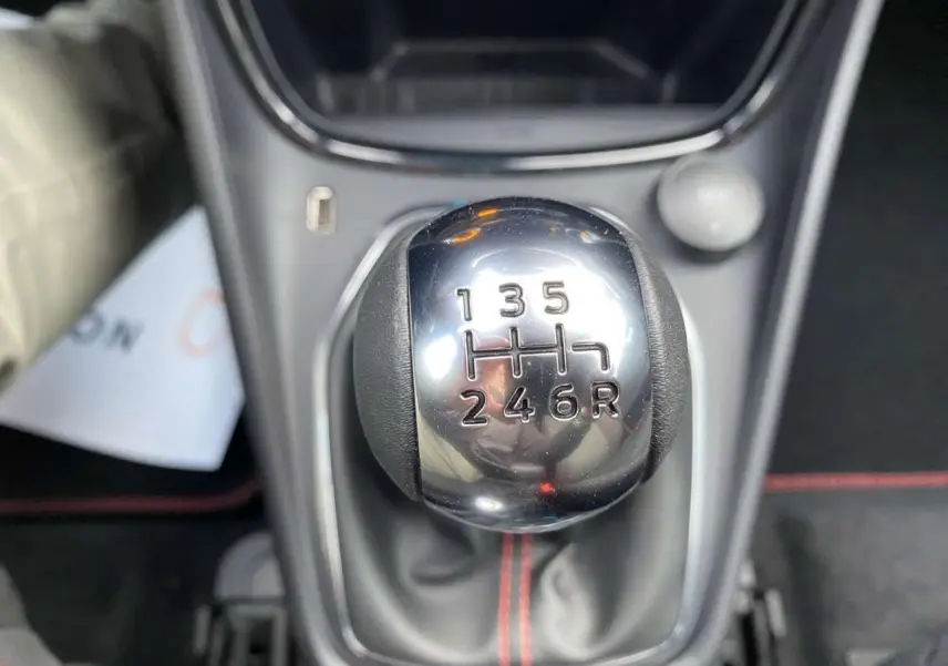 Le levier de vitesses manuel chromé de la Ford Puma 1.0 EcoBoost ST-Line 2022 avec surpiqûres rouges.