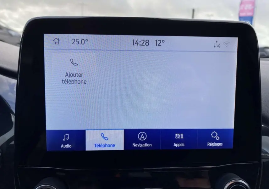 Écran tactile central du Ford Puma 2022 affichant le menu téléphone, navigation et réglages, intérieur noir.