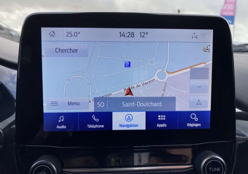 Écran tactile central du Ford Puma 2022 affichant la navigation sur Saint-Doulchard avec interface moderne.