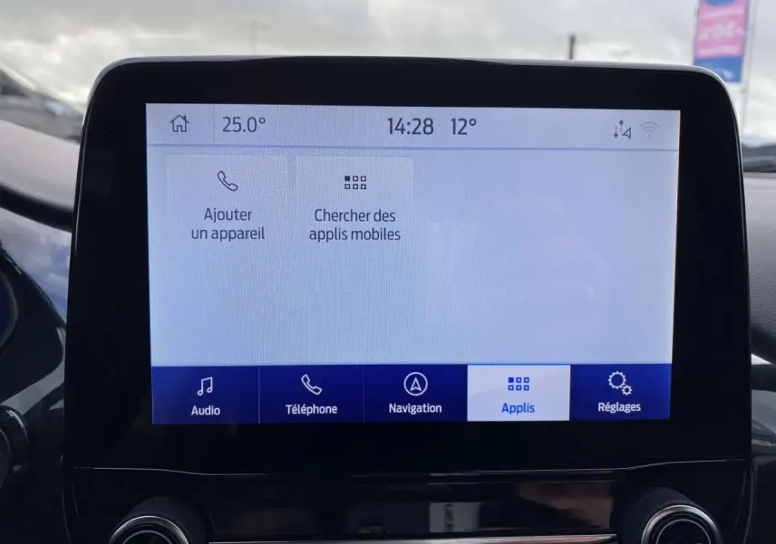 Écran tactile central du Ford Puma 2022 affichant les options de connexion et navigation dans un intérieur moderne.