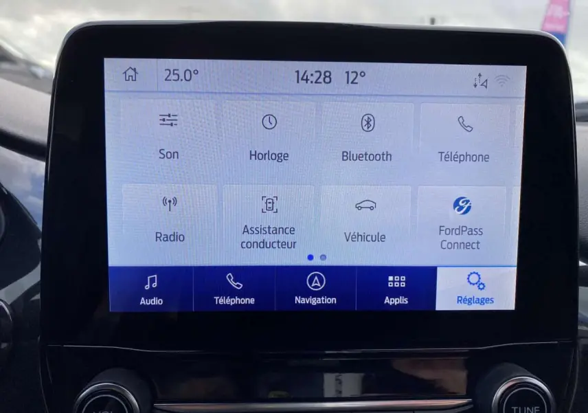 Écran tactile central du Ford Puma 2022 affichant les réglages et options de connectivité dans l'habitacle.