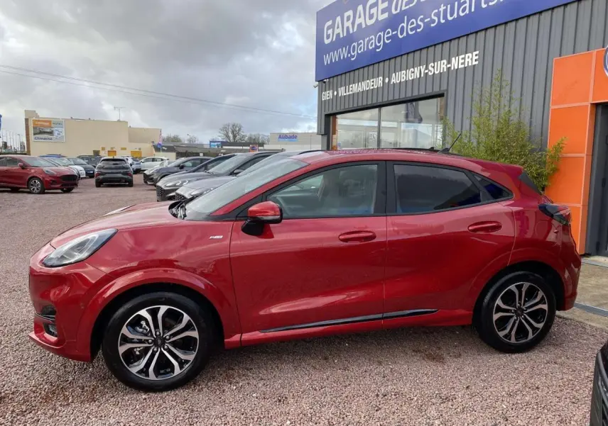 Ford Puma rouge Fantastic vue de profil côté gauche avec jantes alliage noires et badges ST-Line visibles
