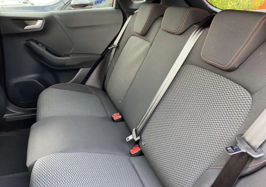 Banquette arrière vue côté gauche du Ford Puma 2022 avec sellerie tissu gris à surpiqûres rouges.