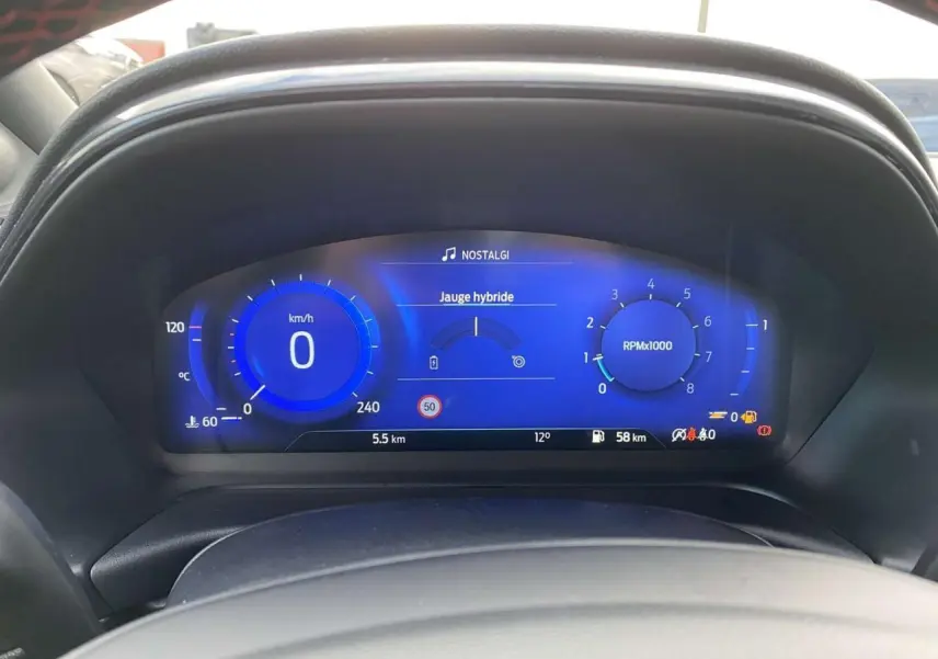 Tableau de bord numérique bleu du Ford Puma 1.0 EcoBoost MHEV 2022 affichant vitesse, compte-tours et jauge hybride.