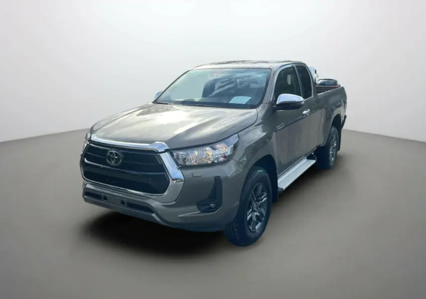 Toyota Hilux 4x4 2025 en bronze imperial, vue 3/4 avant droit avec calandre chromée et jantes foncées.
