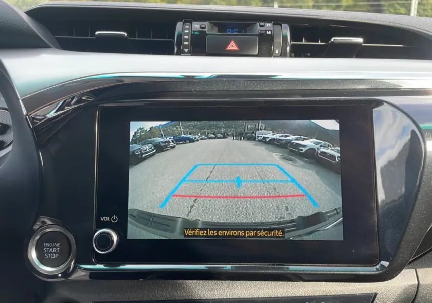 Vue intérieure sur l'écran de recul du Toyota Hilux 4x4 2025, affichant la caméra arrière avec lignes de guidage.