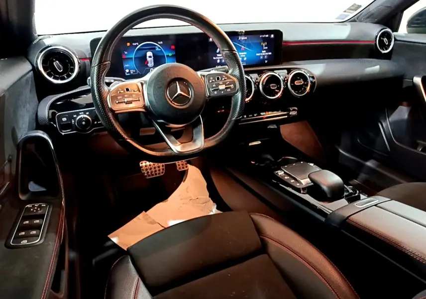 Intérieur noir de la Mercedes Classe A 200 AMG Line 2021 vu côté conducteur, tableau de bord digital et volant cuir.