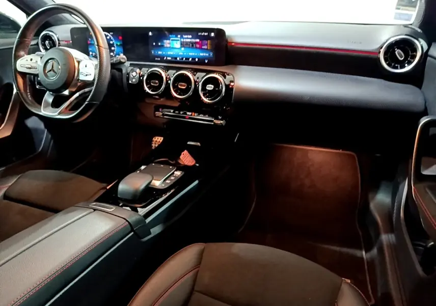 Intérieur noir de la Mercedes Classe A 200 AMG Line 2021, vue de face côté conducteur avec tableau de bord numérique.