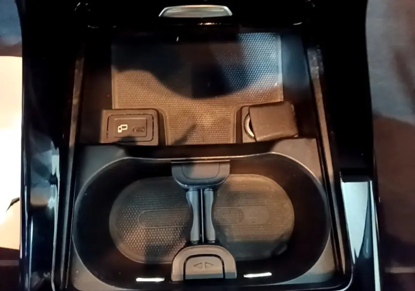 Vue plongeante sur la console centrale noire de la Mercedes Classe A 200 AMG Line, avec porte-gobelets et prise USB visible.