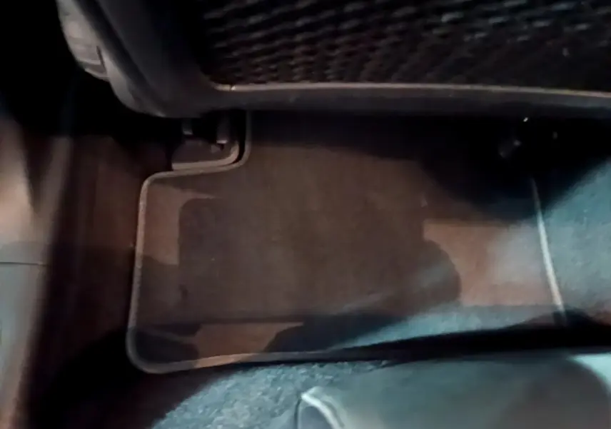 Vue rapprochée du tapis de sol noir côté passager avant d’une Mercedes Classe A A 200 AMG Line 2021.