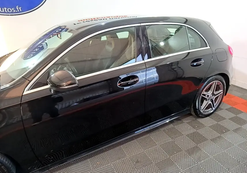 Vue de profil côté gauche d'une Mercedes Classe A 200 AMG Line noire avec jantes sport et rétroviseurs noirs.