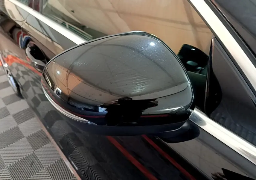 Gros plan sur le rétroviseur côté conducteur noir brillant d'une Mercedes Classe A A 200 AMG Line 2021.
