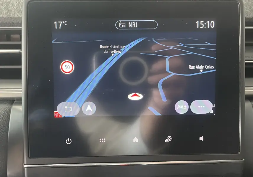 Écran tactile du système GPS du Renault Captur 2019 affichant une carte avec itinéraire et indications routières.