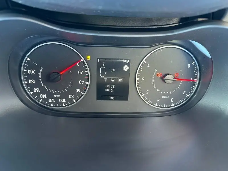 Vue rapprochée du tableau de bord du Dacia Jogger 2024, affichant compteur de vitesse et compte-tours.