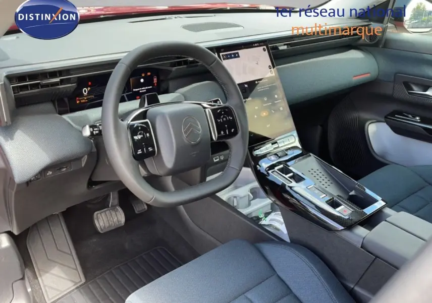 Vue intérieure du poste de conduite du Citroën C5 Aircross Hybrid, avec volant multifonction et écran tactile vertical.