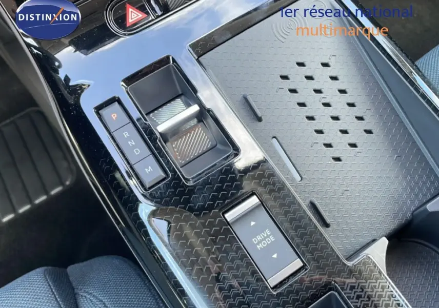 Gros plan sur la console centrale noire brillante du Citroën C5 Aircross Hybrid avec sélecteur de boîte automatique et bouton Drive Mode.