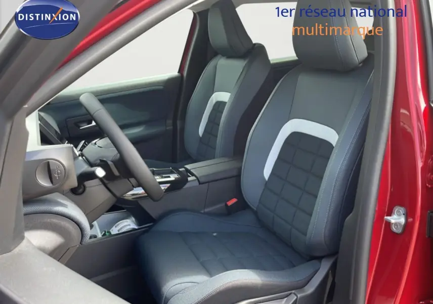 Vue intérieure côté conducteur du Citroën C5 Aircross Hybrid rouge rubis, sièges tissu noir avec inserts gris clair.