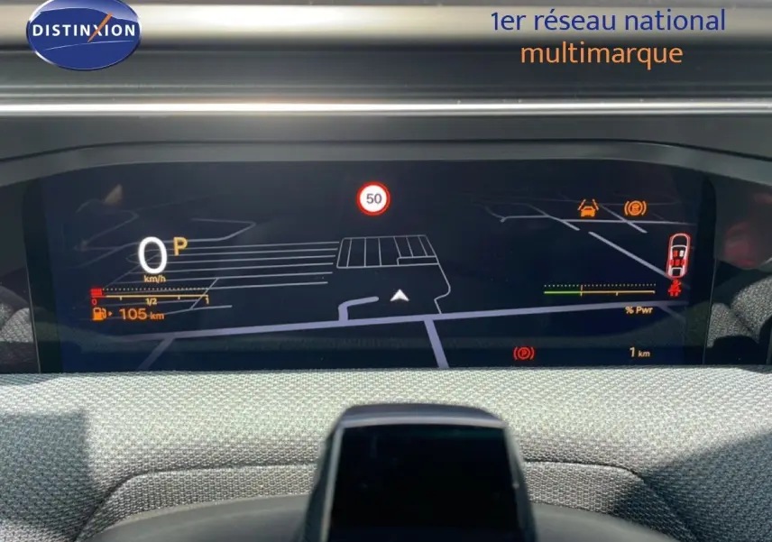 Tableau de bord numérique du Citroën C5 Aircross Hybrid rouge rubis, affichant la navigation et l'état du véhicule.
