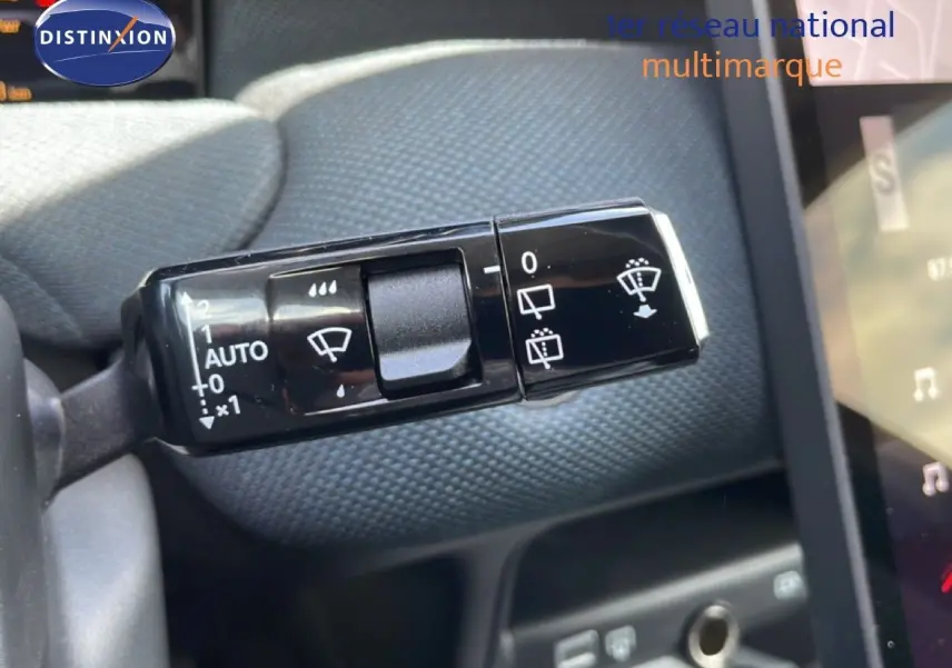Gros plan sur la commande d’essuie-glace du Citroën C5 Aircross Hybrid 145ch, intérieur tissu gris.