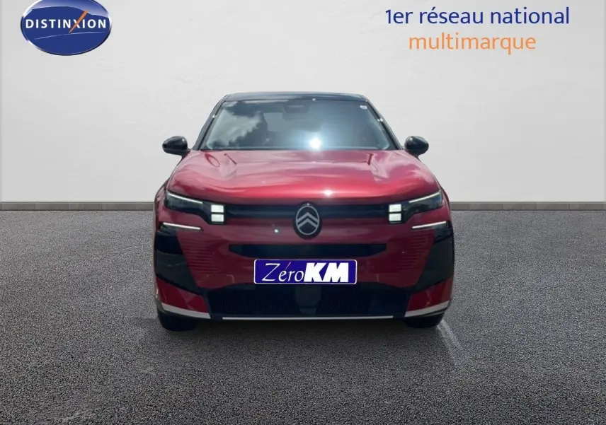 Vue frontale d'un Citroën C5 Aircross Hybrid rouge rubis métal avec calandre noire et feux LED distinctifs.