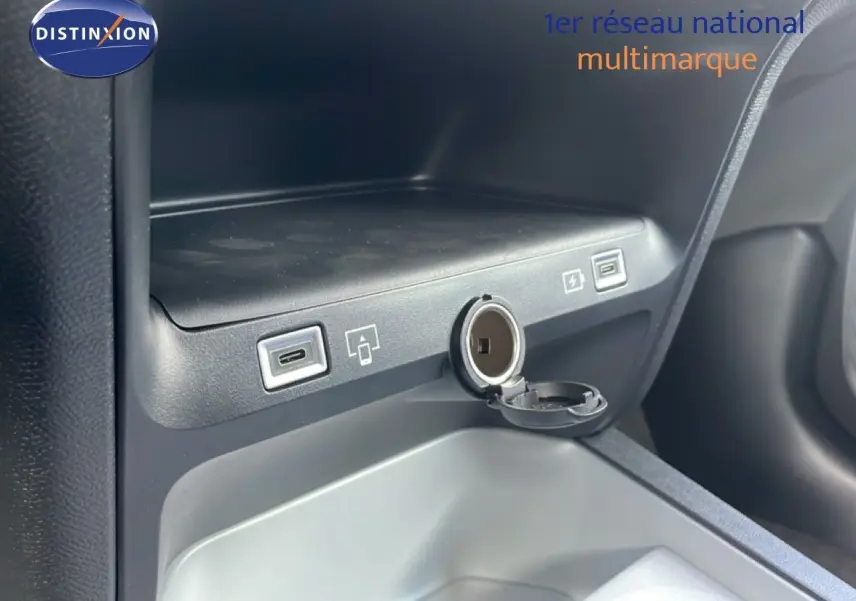 Prise USB-C et allume-cigare ouverts dans la console centrale d’un Citroën C5 Aircross Hybrid rouge rubis.