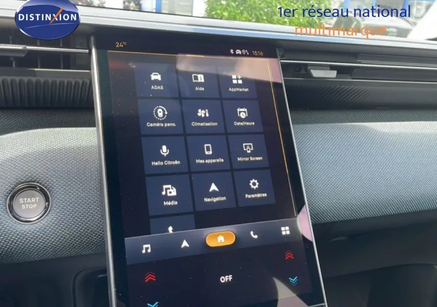 Vue intérieure du tableau de bord du Citroën C5 Aircross Hybrid avec écran tactile central et bouton Start/Stop.