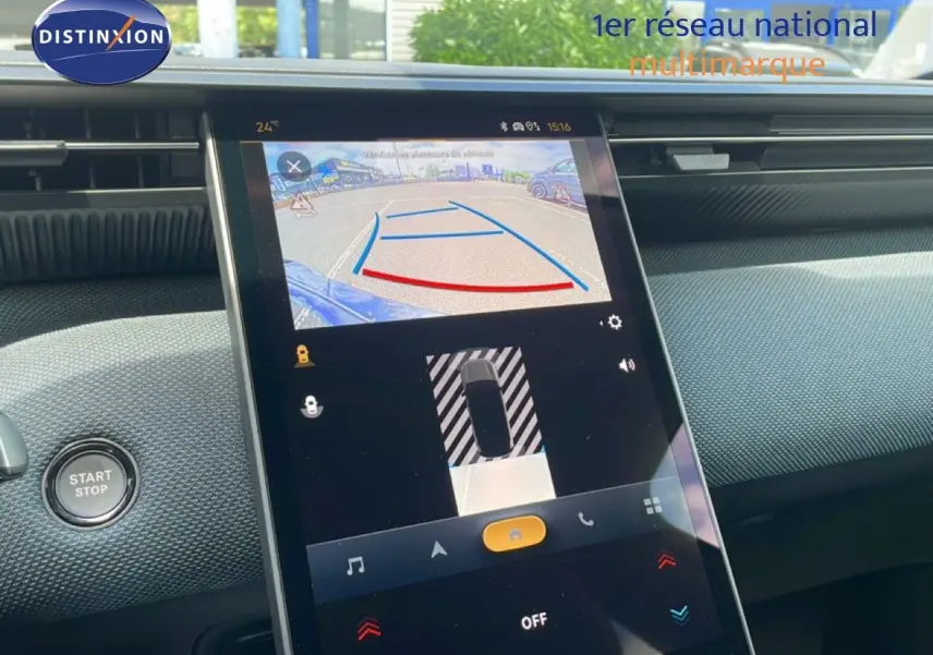 Écran tactile central affichant la caméra de recul dans l’habitacle d’une Citroën C5 Aircross rouge rubis.
