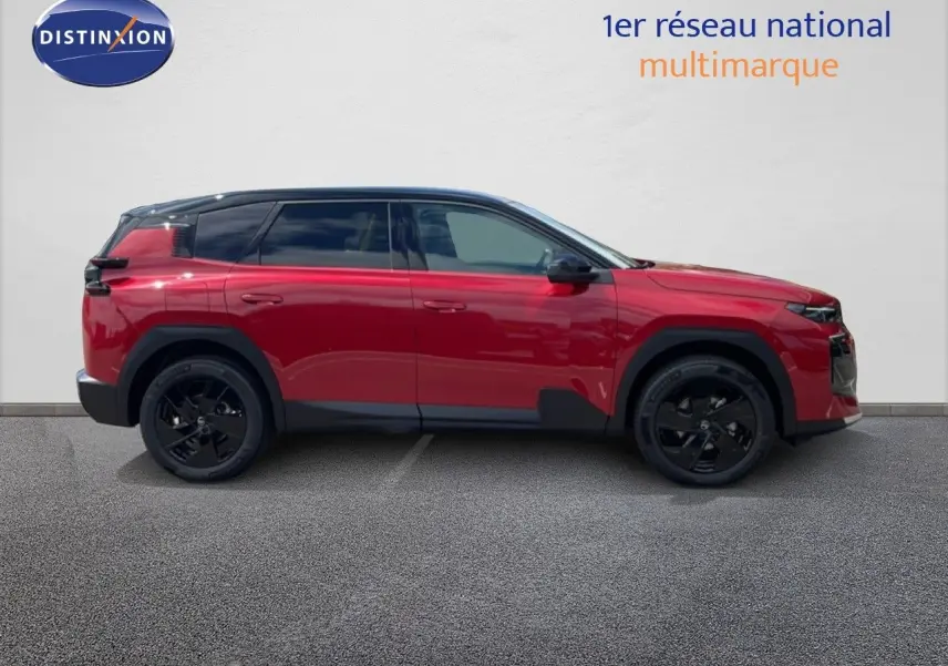 Vue de profil côté gauche d'un Citroën C5 Aircross Hybrid rouge rubis avec toit noir et jantes noires.
