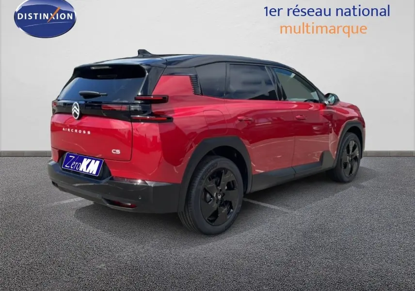 Vue 3/4 arrière droite du Citroën C5 Aircross Hybrid rouge rubis métallisé avec toit noir et jantes noires.