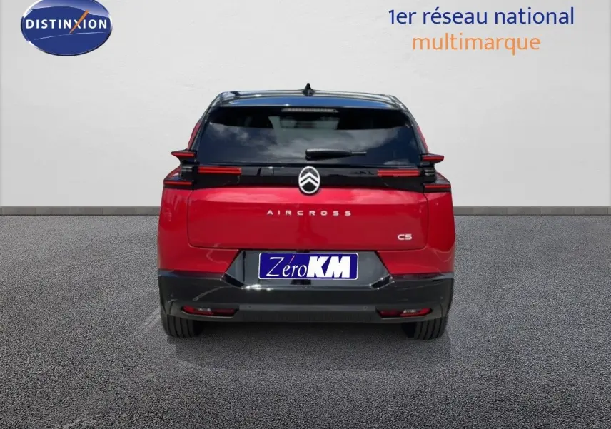 Vue arrière d'un Citroën C5 Aircross Hybrid rouge rubis métallisé, avec logo et feux distinctifs allongés.