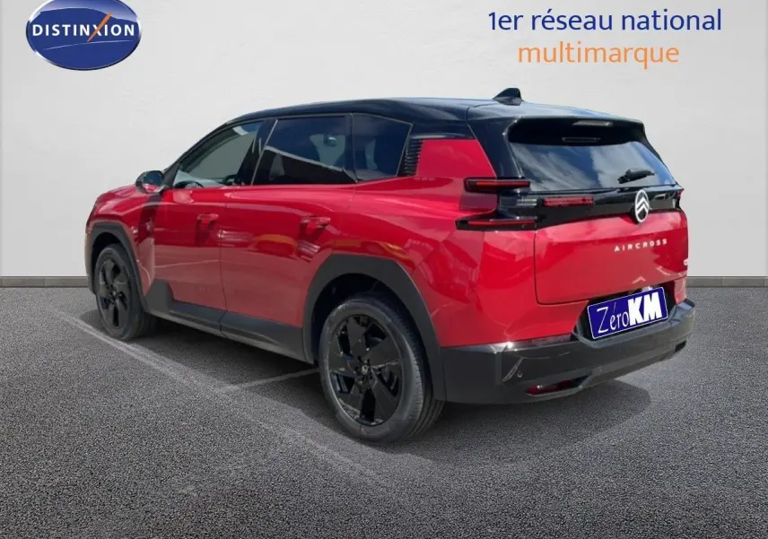 Vue 3/4 arrière droite du Citroën C5 Aircross Hybrid rouge rubis métallisé avec toit noir et jantes noires.