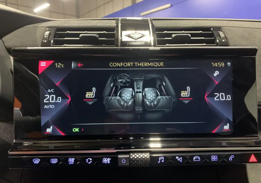 Écran tactile du tableau de bord du DS7 Crossback 2022 affichant le réglage du confort thermique des sièges chauffants.