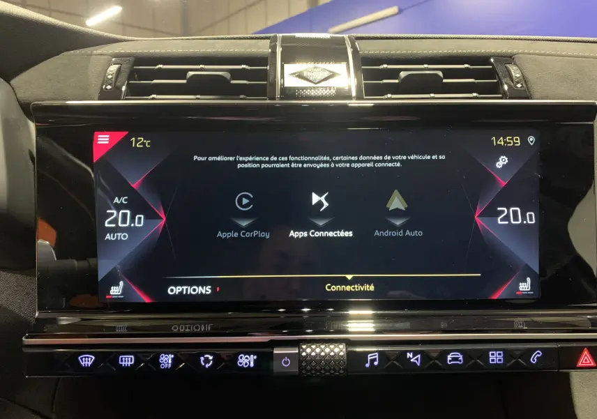 Écran tactile central du DS7 Crossback gris Platinium 2022, affichant la connectivité Apple CarPlay et Android Auto.