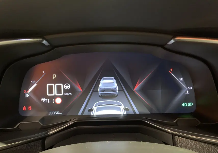 Tableau de bord numérique du DS7 Crossback 2022 affichant la vitesse, la température et l'assistance à la conduite.