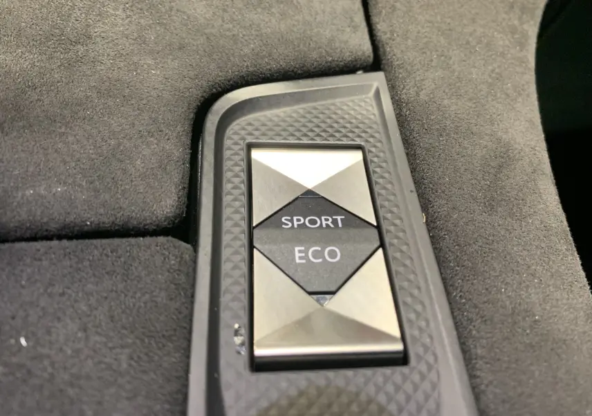 Bouton de sélection des modes Sport et Eco en gros plan sur la console intérieure du DS7 Crossback gris Platinium.
