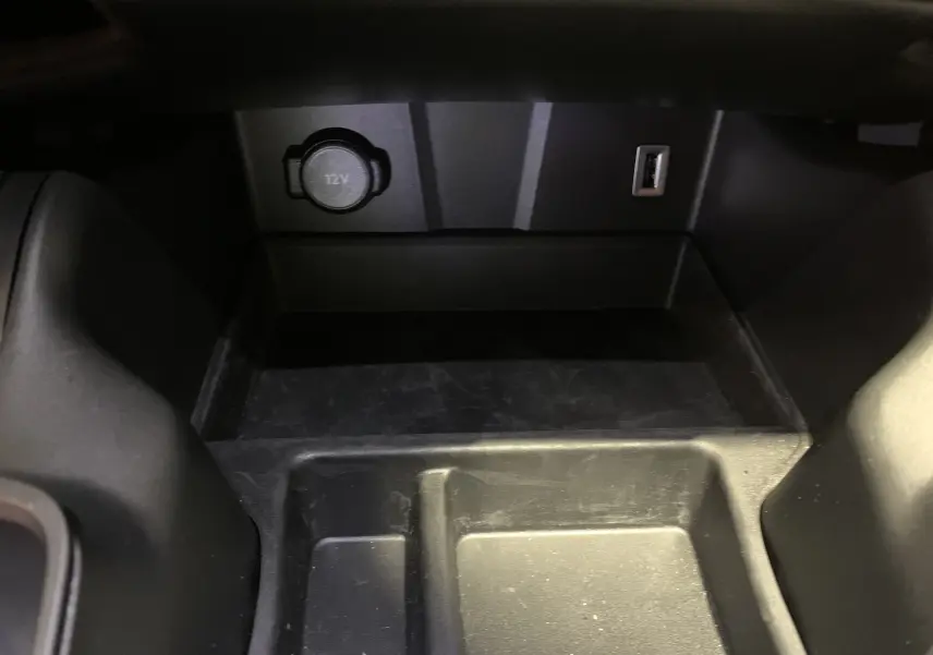Prise 12V et port USB dans le compartiment de rangement avant du DS7 Crossback gris Platinium, version 2022.