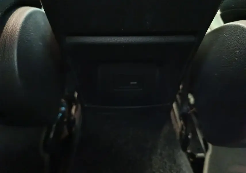 Vue rapprochée de la console centrale arrière noire de la Mercedes Classe A 250 e Business Line 2021.