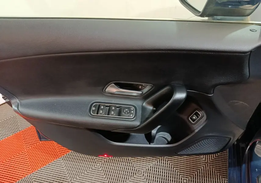 Vue intérieure côté gauche de la porte avant d'une Mercedes Classe A 250 e Business Line bleue avec commandes électriques.