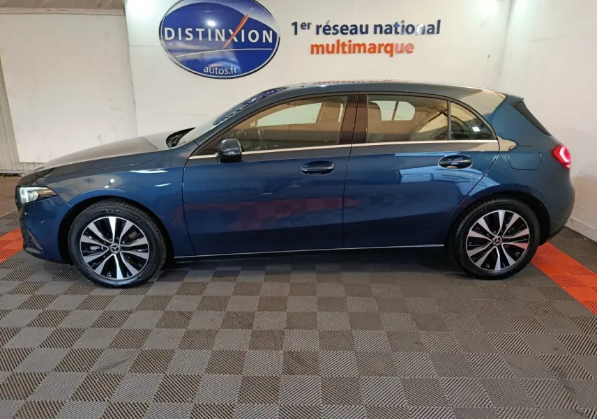 Vue latérale gauche d'une Mercedes Classe A 250 e Business Line bleu, avec jantes alliage et toit noir contrasté.