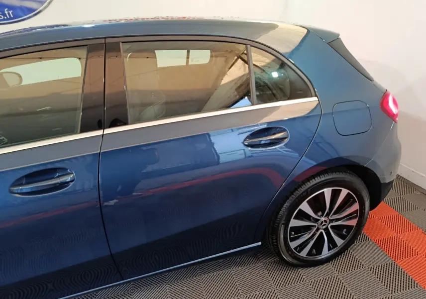 Vue latérale droite d'une Mercedes Classe A 250 e Business Line bleu métallisé avec jante alliage distinctive.